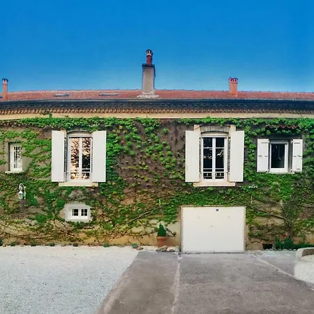 Maison A' Auguste Nyaraló *